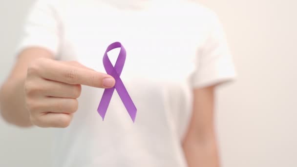 Mão Segurando Fita Roxa Para Pâncreas Esofágico Câncer Testicular Alzheimer — Vídeo de Stock