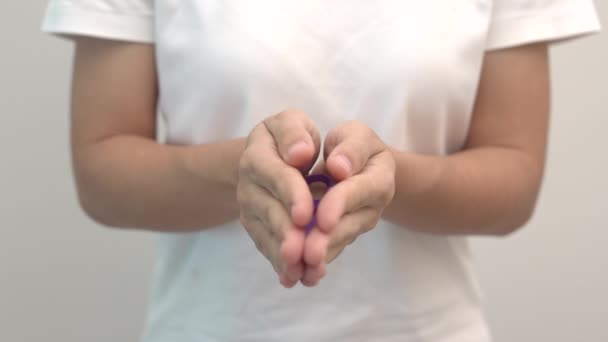 Hand Houden Paars Lint Voor Pancreas Slokdarm Teelbalkanker Wereld Alzheimer — Stockvideo