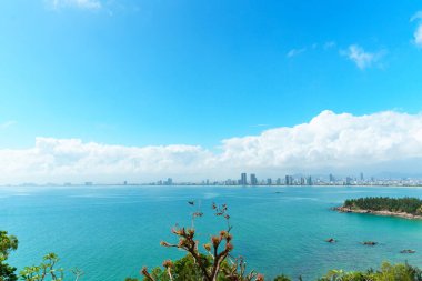 Danang şehrinin panoramik manzarası, Vietnam. Son Tra yarımadasındaki sahil şeridi boyunca.