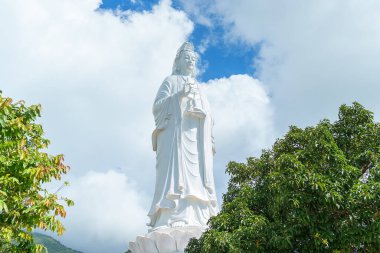 Da Nang şehrindeki Linh Ung Pagoda tapınağı ya da Bayan Büyük Buda. Tarihi bir yer ve turistlerin ilgi odağı. Vietnam ve Güneydoğu Asya seyahat kavramı