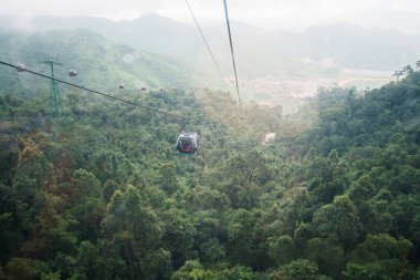 Cable Car 'dan Ba Na Hills Dağı' nın sisli görüntüsü. Şehir simgesi ve popüler. Da Nang, Vietnam ve Güneydoğu Asya seyahat kavramı