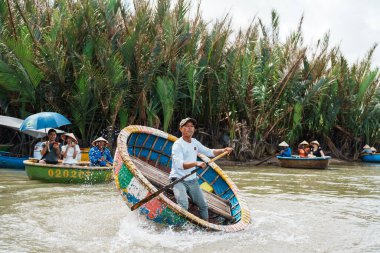 Sepet teknesinde dönen balıkçı, Cam Thanh köyünde eşsiz bir Vietnamlı. Hoi An, Vietnam, 15 Kasım 2022