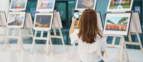 Junge Touristinnen Suchen Galerieausstellung Kunst Fotografie Und Museumskonzept — Stockfoto