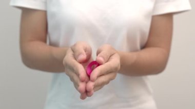 Pembe Ekim Göğüs Kanseri Farkındalığı Ayı, insanların hayatını ve hastalıklarını desteklemek için kadın eli pembe kurdele. Ulusal Kanserden kurtulanlar Ayı, Anne ve Dünya Kanser Günü 