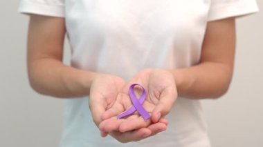 Pankreas için mor kurdele, Esophageal, Testis kanseri, dünya Alzheimer, epilepsi, lupus, Sarkoidoz, Fibromiyalji ve aile içi şiddet ayı. Dünya Kanser Günü konsepti