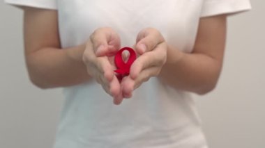 Aralık Dünya Yardım Günü için kırmızı kurdele, bağışıklık yetmezliği sendromu, çoklu miyelom kanseri farkındalığı ayı ve Ulusal Kırmızı Kurdele haftası. Sağlık ve Dünya Kanser Günü 