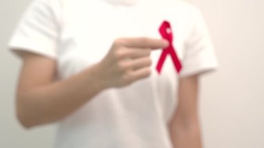 Aralık Dünya Yardım Günü için kırmızı kurdele, bağışıklık yetmezliği sendromu, çoklu miyelom kanseri farkındalığı ayı ve Ulusal Kırmızı Kurdele haftası. Sağlık ve Dünya Kanser Günü 