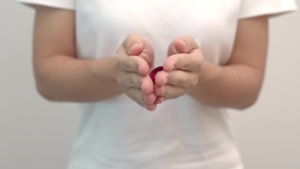Hand Houden Van Red Ribbon Voor December World Aids Day — Stockvideo