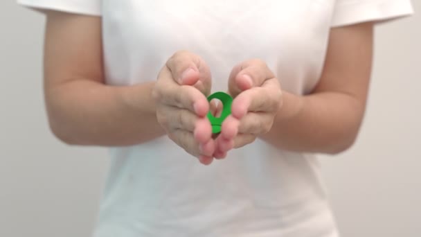 Mano Que Sostiene Cinta Verde Para Hígado Las Vesículas Biliares — Vídeo de stock