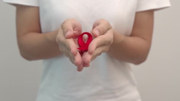 Hand Houden Van Red Ribbon Voor December World Aids Day — Stockvideo