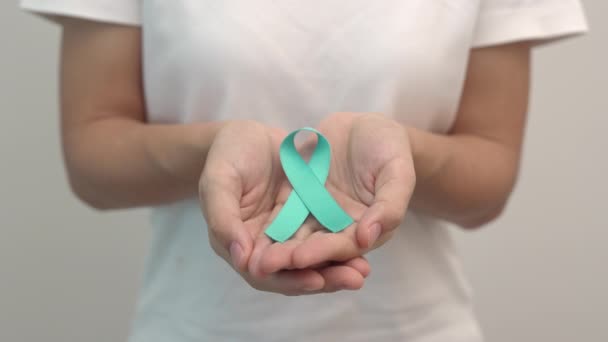 Bulan Blue November Prostate Cancer Awareness Wanita Memegang Blue Ribbon — Stok Video