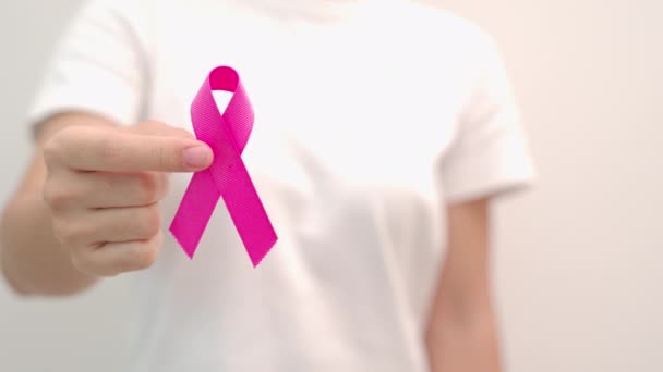 Outubro Rosa Mês Conscientização Câncer Mama Mão Mulher Segurar Fita — Vídeo de Stock