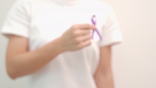 Hand Hält Lila Band Für Pankreas Speiseröhre Hodenkrebs Welt Alzheimer — Stockvideo
