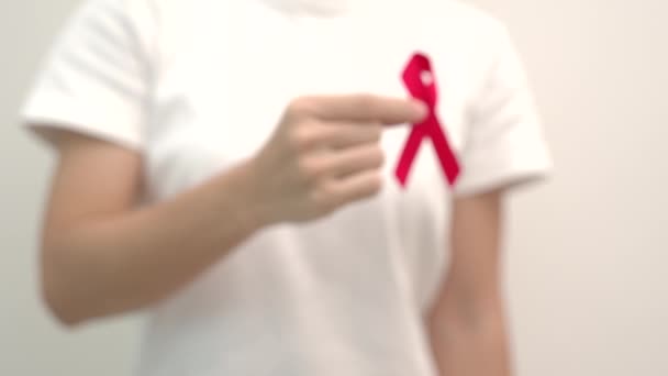 Hand Hält Rotes Band Zum Welt Aids Tag Dezember Erworbenes — Stockvideo