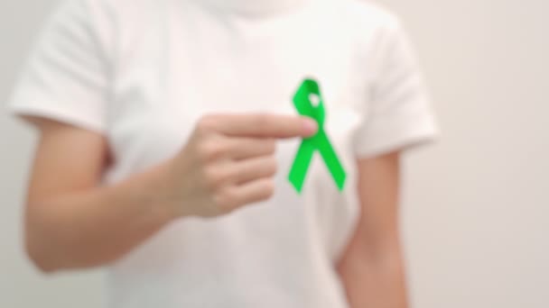Hand Håller Grönt Band För Lever Gallblåsor Gallgången Livmoderhalscancer Njurcancer — Stockvideo