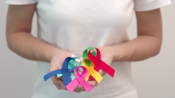 Dia Mundial Cancro Fevereiro Fitas Coloridas Para Apoiar Pessoas Que — Vídeo de Stock