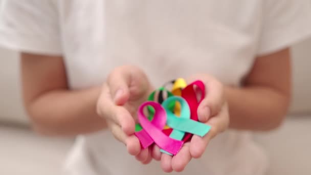 2月4日世界癌症日五彩缤纷的彩带 用来支持病人和病人 医疗和国家癌症生存日 自闭症宣传日概念 — 图库视频影像