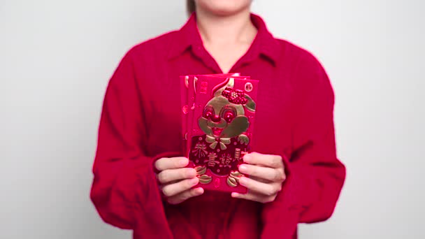 中国の赤い封筒を保持女性 幸せな旧正月の休日のためのお金の贈り物 — ストック動画