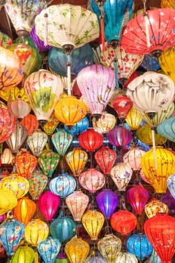 Hoi 'deki gece pazarında renkli fenerler Orta Vietnam' da antik bir kasaba ve turistik yerlerle ünlüdür. Vietnam ve Güneydoğu Asya seyahat kavramı