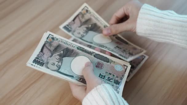 手計算日本円の銀行券 千円のお金 日本の現金 景気後退 インフレ 支払の概念 — ストック動画