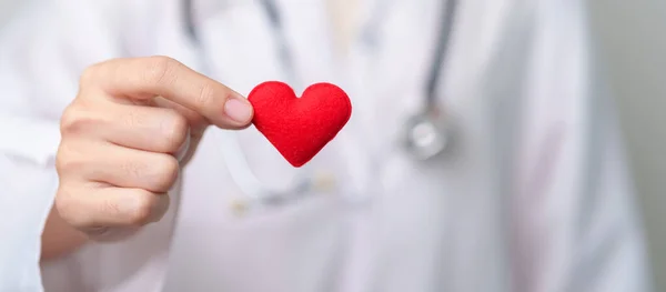Médico Mano Con Forma Corazón Rojo Hospital Amor Donante Día —  Fotos de Stock