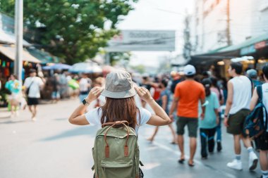 Bangkok 'u gezen kadın gezgin, sırt çantası ve şapkasıyla gezen turist Chatuchak Hafta sonu Pazarı' nı gezen, Bangkok, Tayland 'da şehir simgesi ve popüler eğlence merkezleri. Güneydoğu Asya konseptinde seyahat