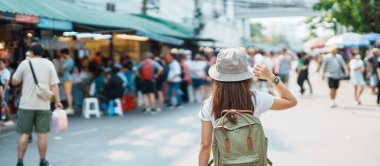 Bangkok 'u gezen kadın gezgin, sırt çantası ve şapkasıyla gezen turist Chatuchak Hafta sonu Pazarı' nı gezen, Bangkok, Tayland 'da şehir simgesi ve popüler eğlence merkezleri. Güneydoğu Asya konseptinde seyahat