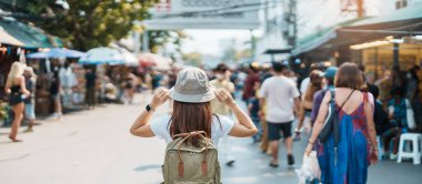 Bangkok 'u gezen kadın gezgin, sırt çantası ve şapkasıyla gezen turist Chatuchak Hafta sonu Pazarı' nı gezen, Bangkok, Tayland 'da şehir simgesi ve popüler eğlence merkezleri. Güneydoğu Asya konseptinde seyahat