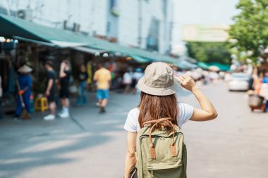 Bangkok 'u gezen kadın gezgin, sırt çantası ve şapkasıyla gezen turist Chatuchak Hafta sonu Pazarı' nı gezen, Bangkok, Tayland 'da şehir simgesi ve popüler eğlence merkezleri. Güneydoğu Asya konseptinde seyahat