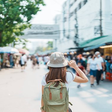 Bangkok 'u gezen kadın gezgin, sırt çantası ve şapkasıyla gezen turist Chatuchak Hafta sonu Pazarı' nı gezen, Bangkok, Tayland 'da şehir simgesi ve popüler eğlence merkezleri. Güneydoğu Asya konseptinde seyahat