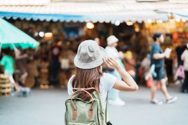 Bangkok 'u gezen kadın gezgin, sırt çantası ve şapkasıyla gezen turist Chatuchak Hafta sonu Pazarı' nı gezen, Bangkok, Tayland 'da şehir simgesi ve popüler eğlence merkezleri. Güneydoğu Asya konseptinde seyahat