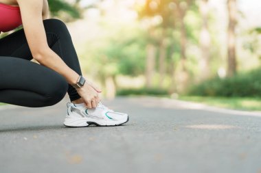 Park açık, kadın Runner dışında Asya Fitness yürüyüş ve egzersiz Patika yolda sabah koşu için hazır koşu ayakkabıları ipe genç sporcunun kadın. sağlıklı yaşam ve spor kavramları