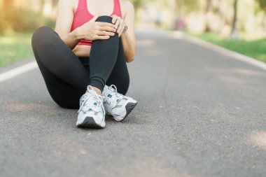 Koşarken kas ağrısı çeken yetişkin bir kadın. Runners Knee veya Patellofemoral Pain Sendromu, osteoartrit ve Patellar Tendinitis yüzünden koşucunun diz ağrısı var. Spor yaraları ve tıbbi konsept