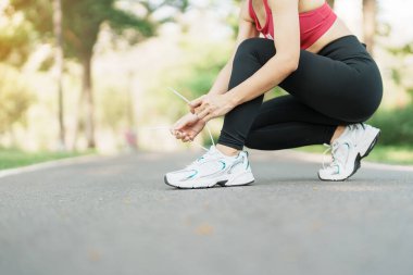 Park açık, kadın Runner dışında Asya Fitness yürüyüş ve egzersiz Patika yolda sabah koşu için hazır koşu ayakkabıları ipe genç sporcunun kadın. sağlıklı yaşam ve spor kavramları