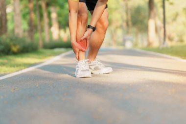 Koşu sırasında kas ağrısı çeken genç bir erkek. Shin Splints yüzünden koşucunun bacağı ağrıyor. Spor yaraları ve tıbbi konsept