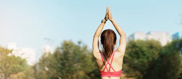 Ung Vuxen Kvinna Sportkläder Gör Yoga Parken Utomhus Frisk Kvinna — Stockfoto