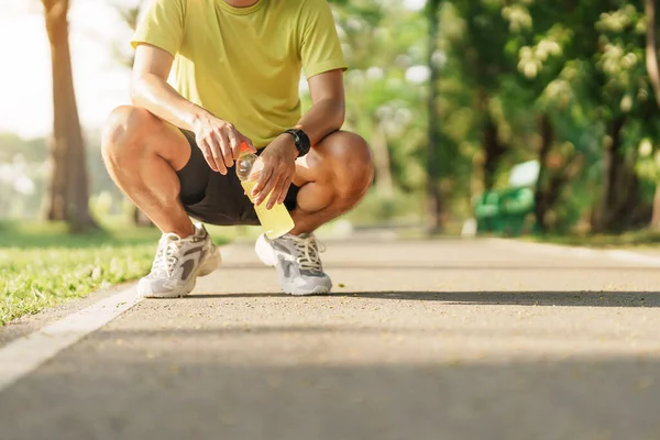 Muž Jogging Chůze Silnici Dopoledních Hodinách Vodou Energy Drink Dospělý — Stock fotografie