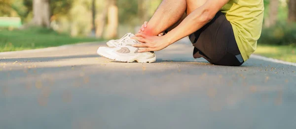 年轻的成年男性 跑步时肌肉疼痛 跑步者因脚踝扭伤或跟腱炎导致腿疼痛 运动伤害和医疗概念 — 图库照片