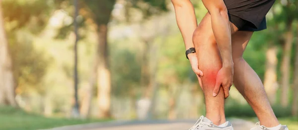 Junger Erwachsener Mann Mit Muskelschmerzen Beim Laufen Läufermann Mit Beinschmerzen — Stockfoto