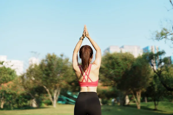 Spor Kıyafetli Genç Bir Kadın Parkta Yoga Yapıyor Sağlıklı Bir — Stok fotoğraf