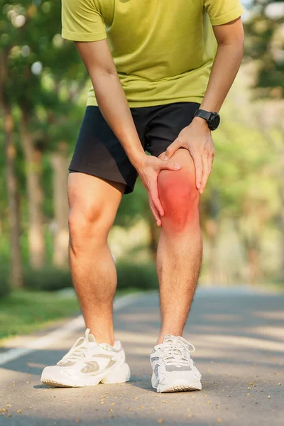 年轻成年男性 跑步时肌肉疼痛 跑步者因跑步者膝关节或股骨头疼痛综合征 骨关节炎和肩关节炎而引起膝关节疼痛 运动伤害和医疗概念 — 图库照片