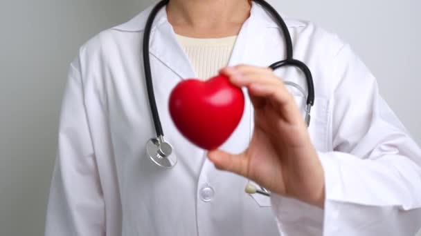 Läkarens Hand Håller Röd Hjärtform Sjukhuset Kärlek Donator Världens Hjärtdag — Stockvideo