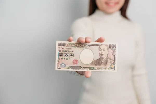 女性の手は日本円紙幣スタックを保持する 千円のお金 日本の現金 景気後退 インフレ ショッピング決済の概念 — ストック写真