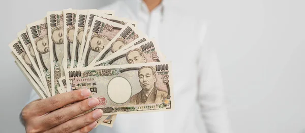 Человек Держит Руках Японскую Пачку Банкнот Йены Тысяча Иен Япония — стоковое фото