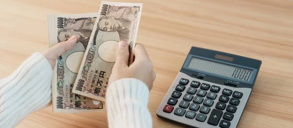 Woman Hand Counting Japanese Yen Banknote Calculator Thousand Yen Money — 图库照片