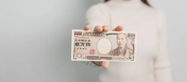 女性の手は日本円紙幣スタックを保持する 千円のお金 日本の現金 景気後退 インフレ ショッピング決済の概念 — ストック写真