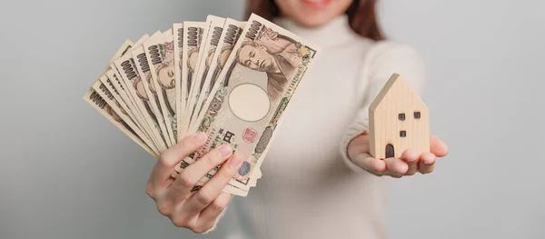 Woman Holding Japanese Yen Banknote House Model Real Estate Home — 图库照片