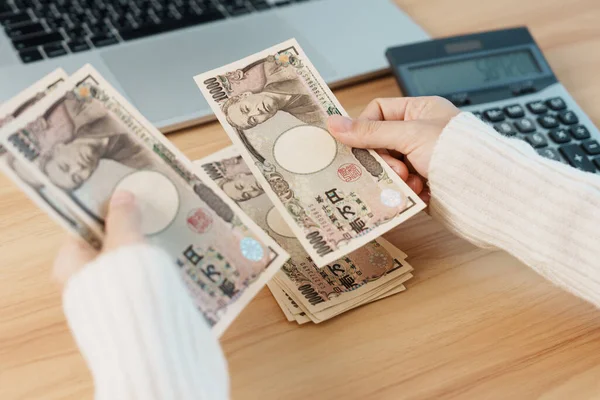 Woman Hand Counting Japanese Yen Banknote Calculator Thousand Yen Money — 图库照片