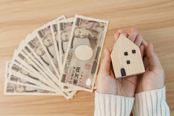 Женщина Держащая Японскую Банкноту Модель Дома Недвижимость Дом Мбаппе Японские — стоковое фото