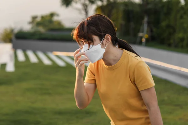 N95呼吸マスクを身に着けている若いアジアの女性は都市の悪い大気汚染に対してPm2 5または粒子状物質を保護し ろ過する 空気品質指数 Aqi 不健康 ヘルスケアの概念 — ストック写真